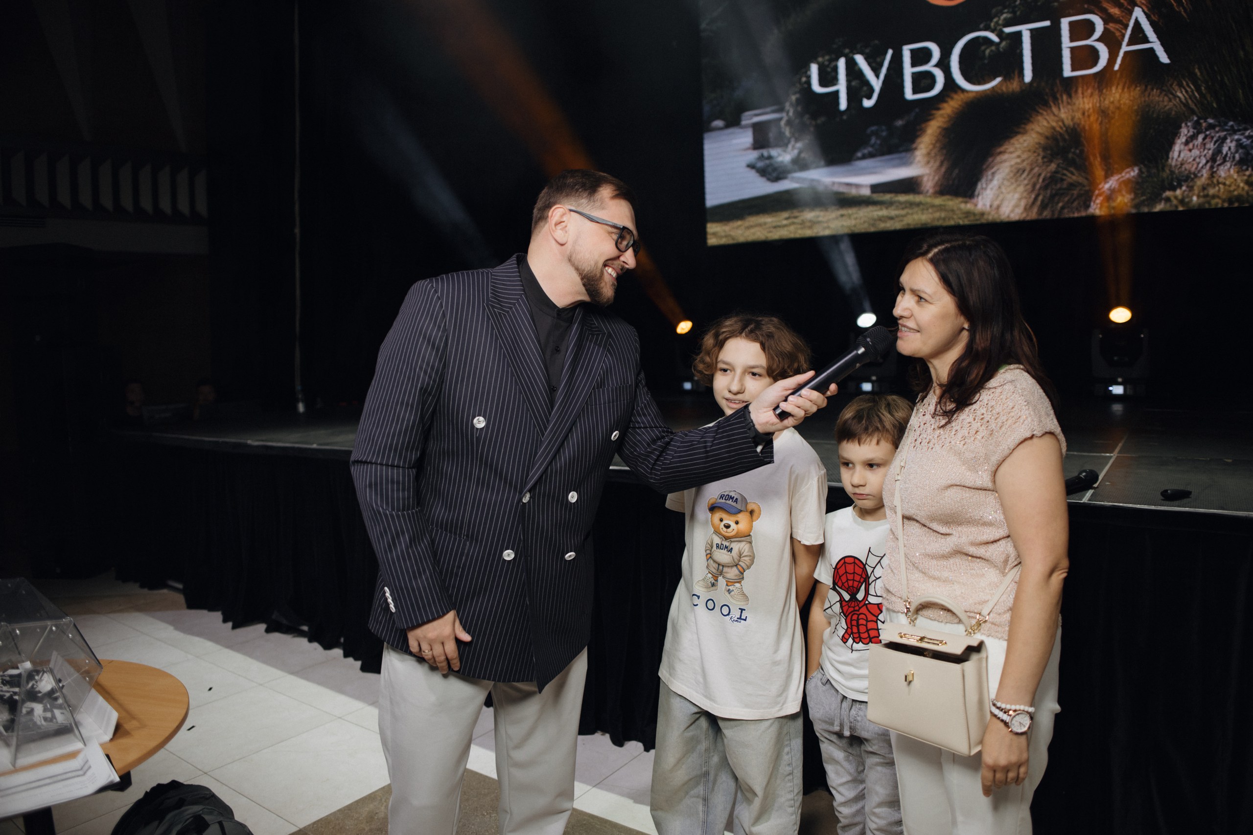Александр Потапов берёт интервью у гостей